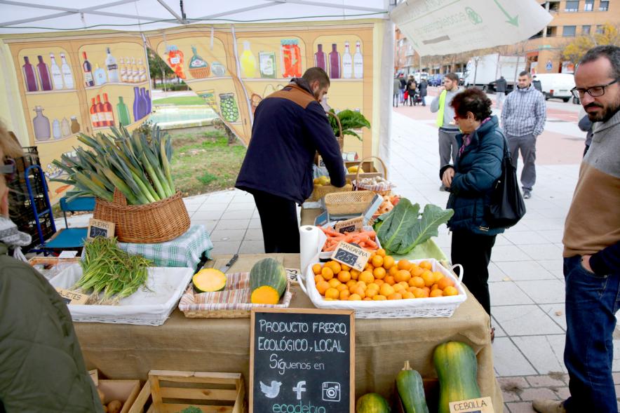 Señora comprando en puesto de verduras. Mercado Agroecológico - 2019