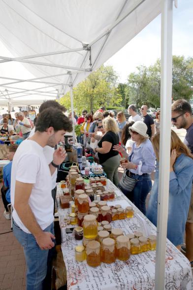 Puesto de miel y derivados. Mercado Agroecológico - 2019