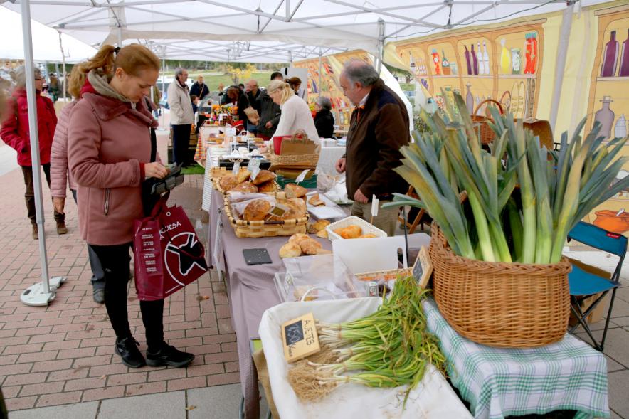 Puestos de verduras y bollería. Mercado Agroecológico -2019