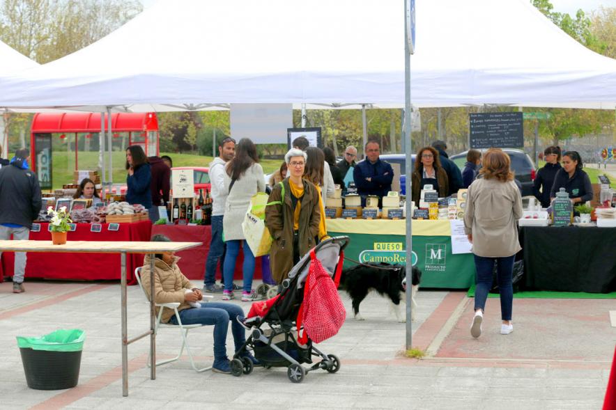 Vista general de visitantes en el Mercado Agroecológico - 2019