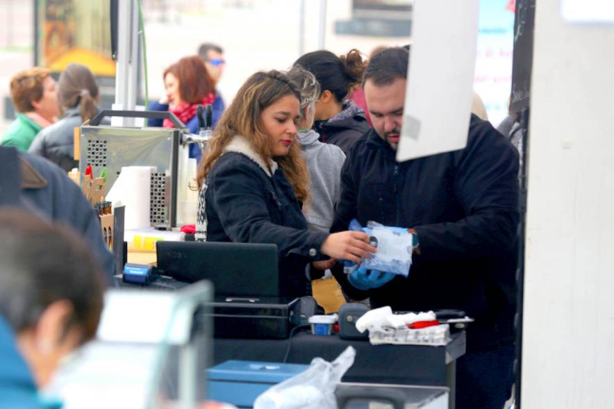 Visitantes mirando los productos de los stand. Mercado Agroecológico -2019