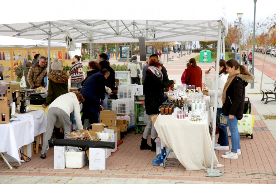 Vista general de los puestos y visitantes. Mercado Agroecológico - 2019