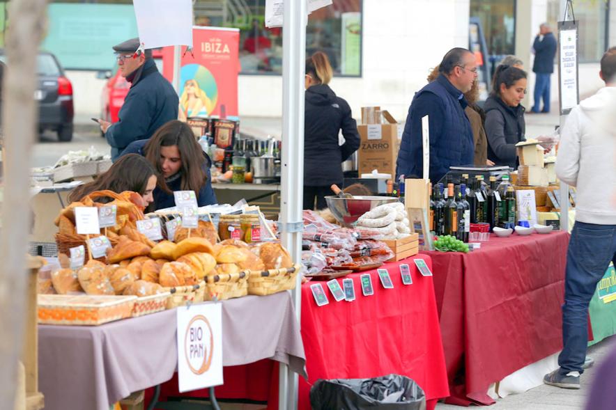 Distintos puestos en el Mercado Agroecológico -2019