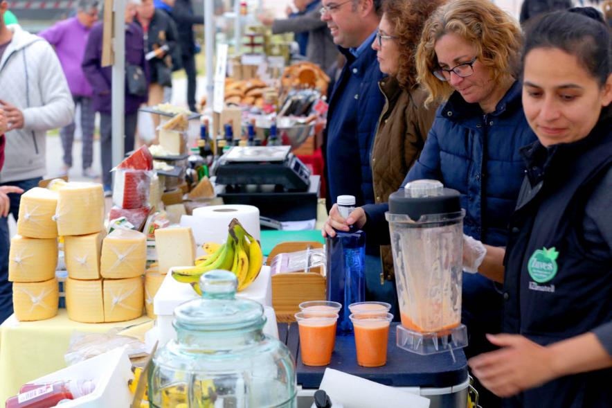 Puesto de quesos y zumos naturales. Mercado Agroecológico -2019