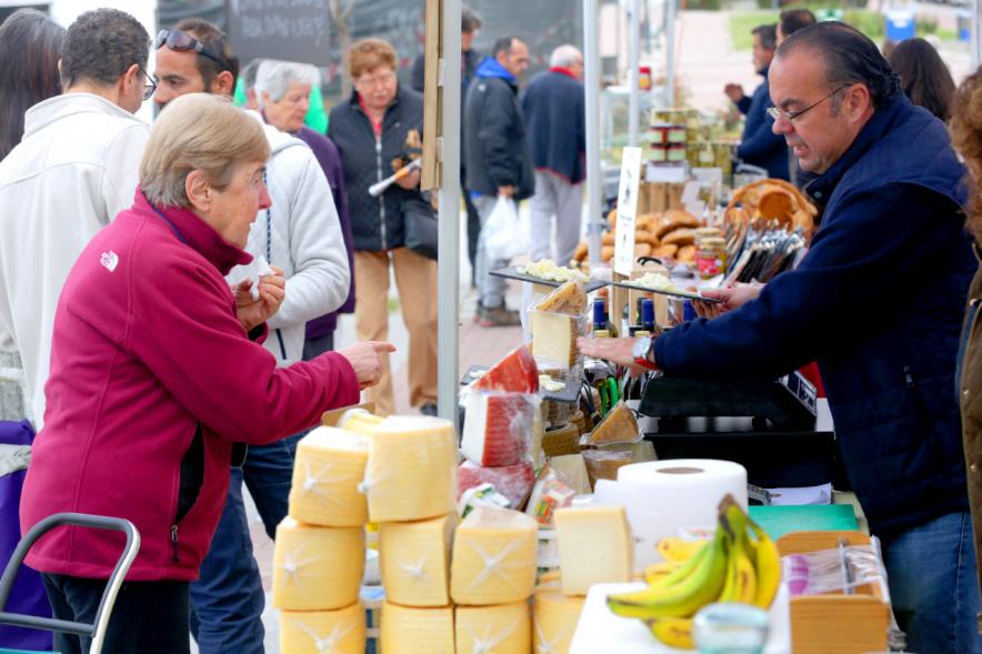 Señora comprando en el puesto de quesos. Mercado Agroecológico - 2019