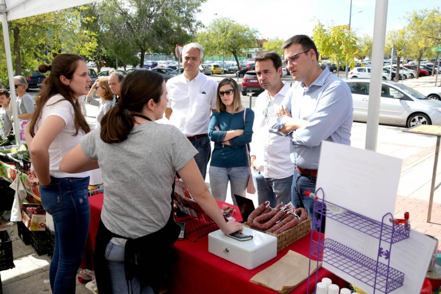 Concejales hablando con los empleados del puesto de embutidos. Mercado Agroecológico 2019