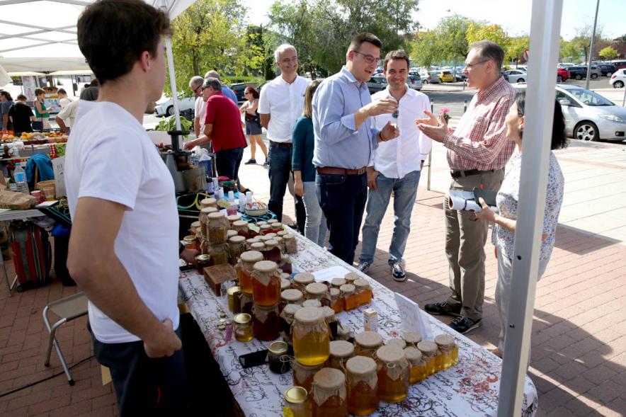 Concejales en puesto de miel. Mercado Agroecológico - 2019