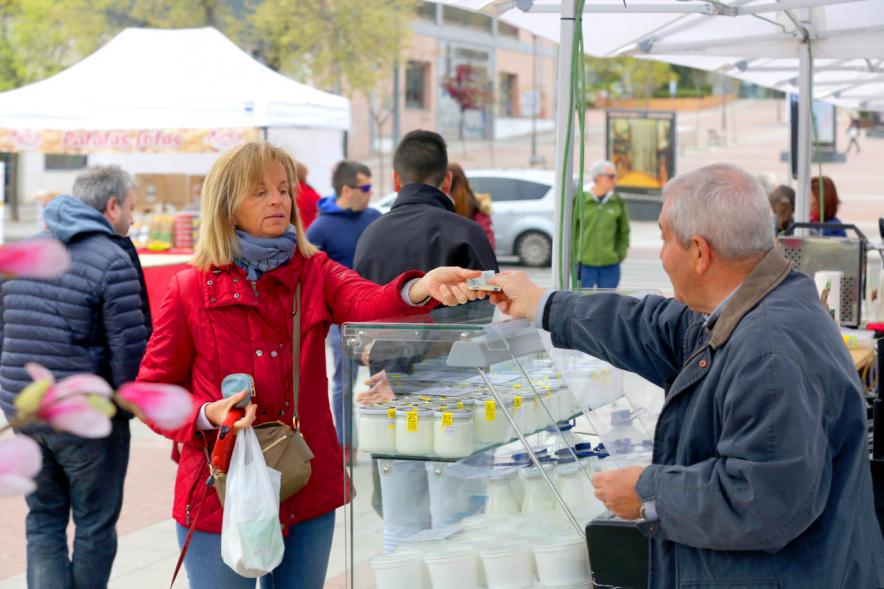 Señora pagando en puesto de lácteos. Mercado Agroecológico -2019