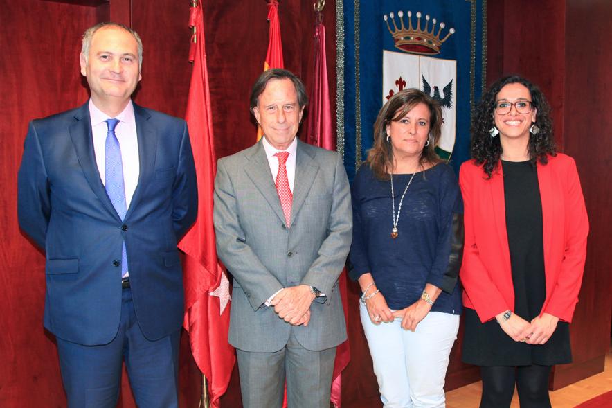 Firmantes posan tras la firma