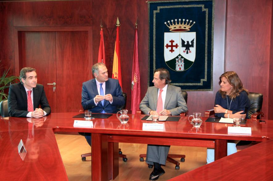 Representantes de cada una de las partes en la firma del acuerdo 