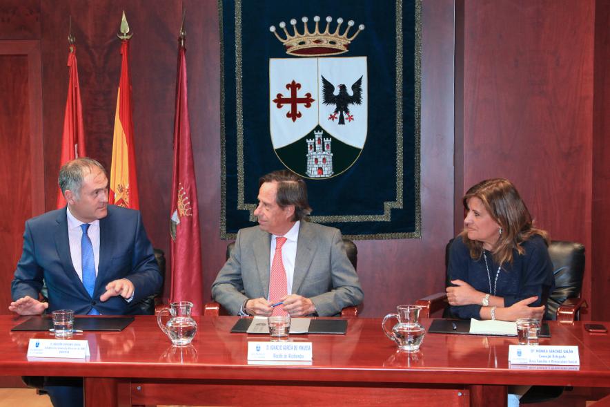 Alcalde García de Vinuesa y Concejal Sánchez Galán con representantes de Quavitaeu