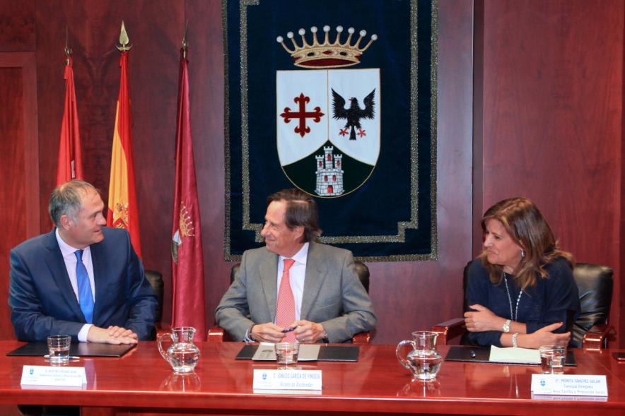 Representantes de cada una de las partes en la firma del acuerdo