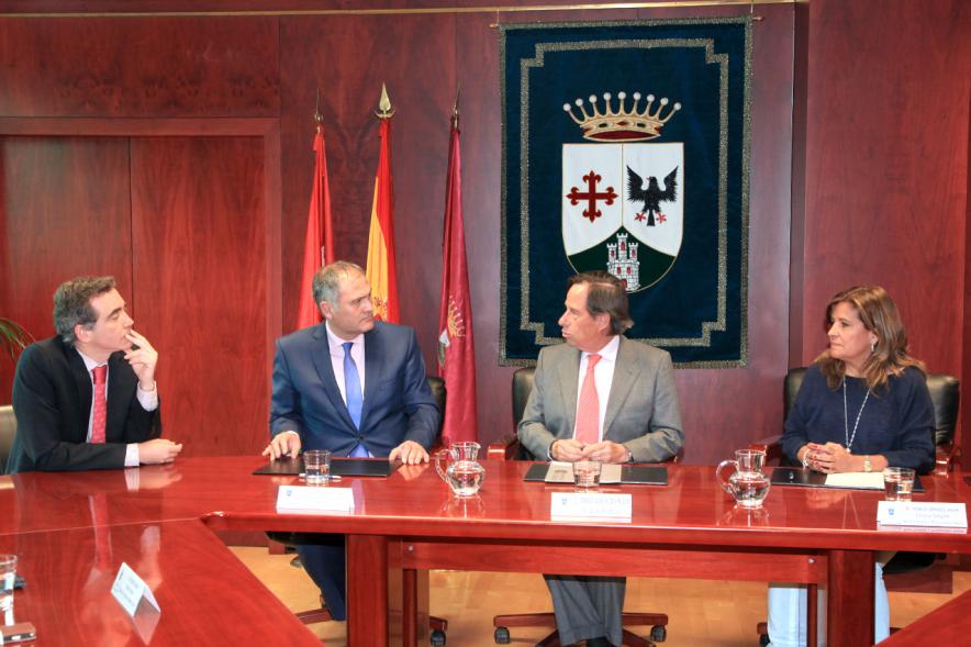 Representantes de cada una de las partes en la firma del acuerdo