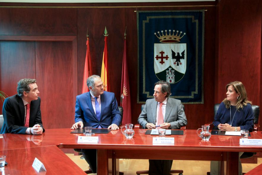 Representantes de cada una de las partes en la firma del acuerdo