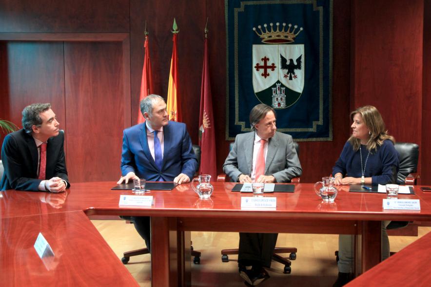 Representantes de cada una de las partes en la firma del acuerdo