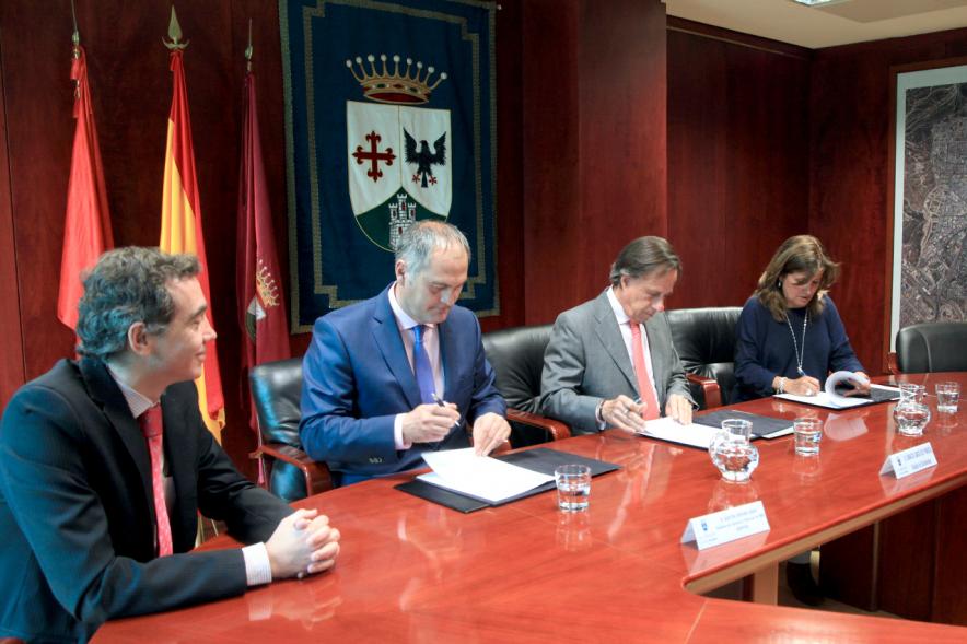 Representantes de cada una de las partes en la firma del acuerdo