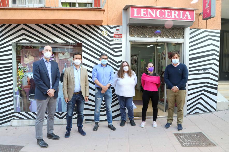 Alcalde Rafael Sánchez junto a representantes del consistorio en el negocio premiado. 
