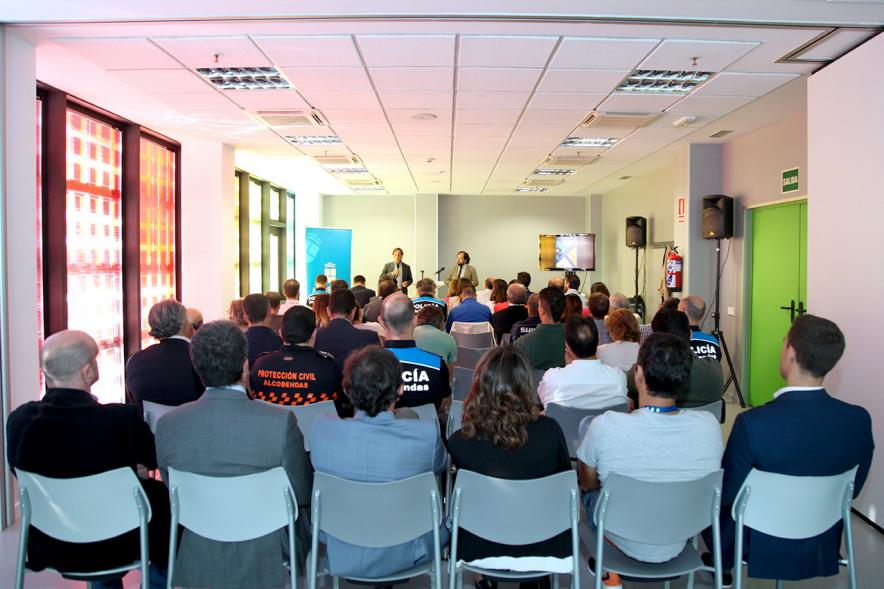 Semana de la Movilidad - Mesa Redonda en el Centro de Arte - Imagen del alcalde García de Vinuesa y otra personalidad dirigiéndose al público asistente.