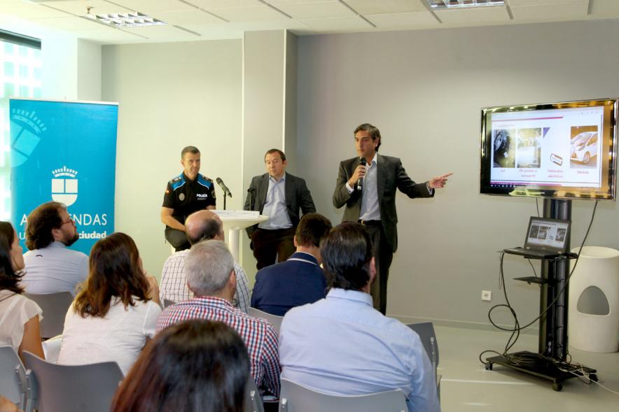 Semana de la Movilidad - Mesa Redonda en el Centro de Arte - Imagen de los participantes en la mesa redonda dirigiéndose en la mesa redonda.