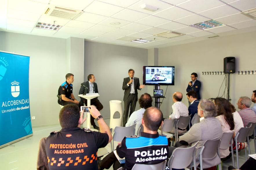 Semana de la Movilidad - Mesa Redonda en el Centro de Arte - Imagen de los participantes en la mesa redonda dirigiéndose en la mesa redonda.