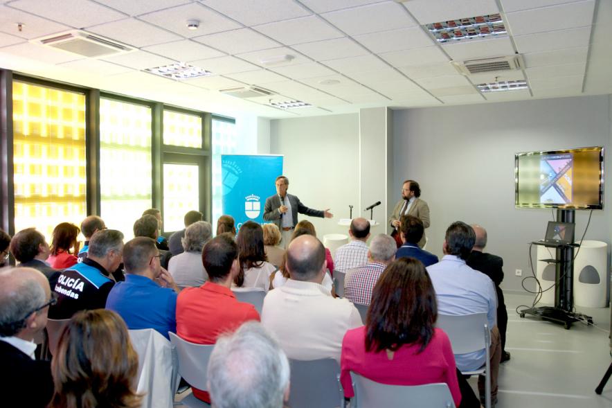 Semana de la Movilidad - Mesa Redonda en el Centro de Arte - Imagen del alcalde García de Vinuesa dirigiéndose al público asistente.