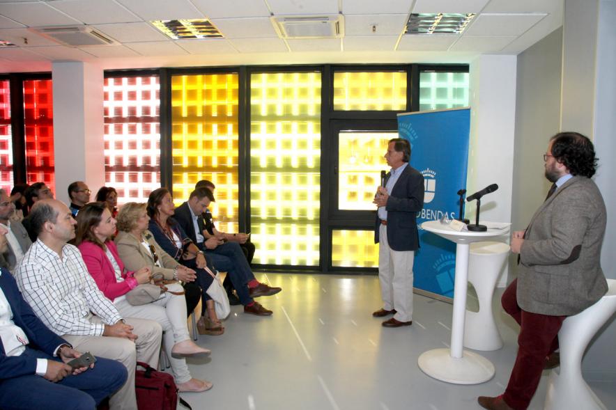 Semana de la Movilidad - Mesa Redonda en el Centro de Arte - Imagen del alcalde García de Vinuesa dirigiéndose al público asistente.