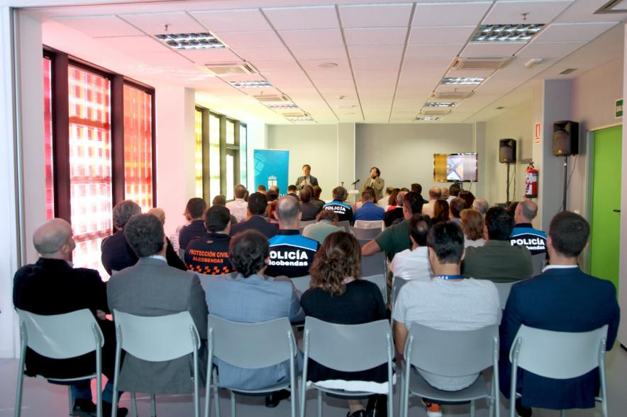 Semana de la Movilidad - Mesa Redonda en el Centro de Arte - Imagen del alcalde García de Vinuesa dirigiéndose al público asistente.