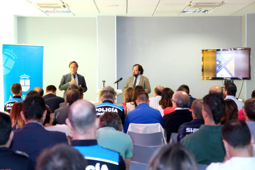 Semana de la Movilidad - Mesa Redonda en el Centro de Arte - Imagen del alcalde García de Vinuesa dirigiéndose al público asistente.