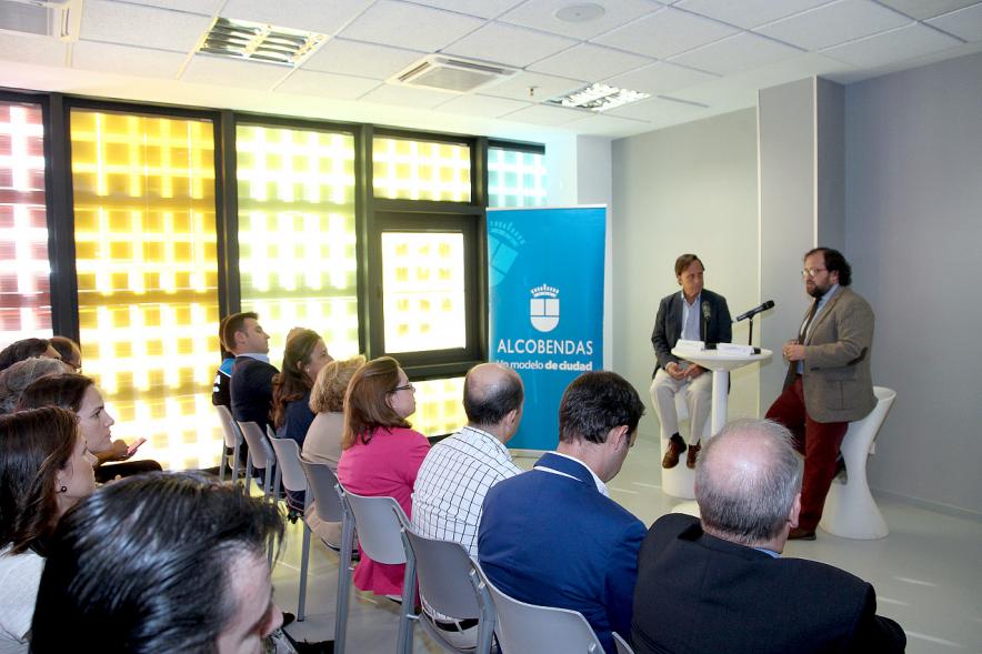 Semana de la Movilidad - Mesa Redonda en el Centro de Arte - Imagen del alcalde García de Vinuesa dirigiéndose al público asistente.
