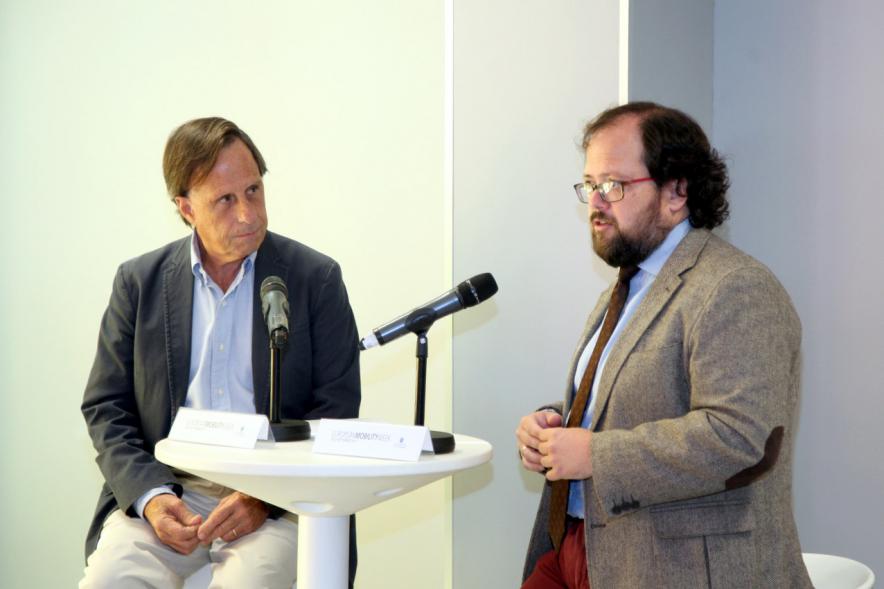 Semana de la Movilidad - Mesa Redonda en el Centro de Arte - Imagen del alcalde García de Vinuesa y otra personalidad dirigiéndose al público asistente.