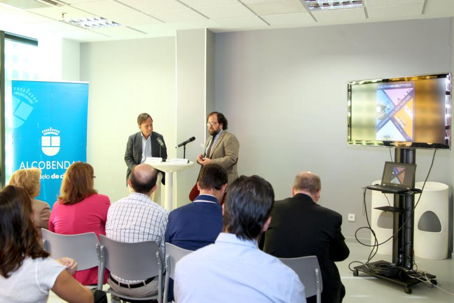 Semana de la Movilidad - Mesa Redonda en el Centro de Arte - Imagen del alcalde García de Vinuesa y otra personalidad dirigiéndose al público asistente.