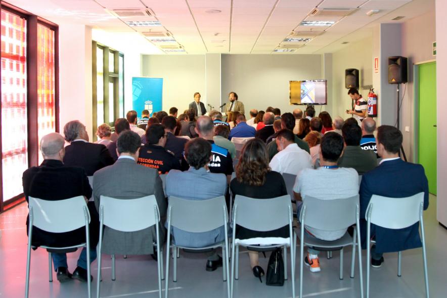Semana de la Movilidad - Mesa Redonda en el Centro de Arte - Imagen del alcalde García de Vinuesa y otra personalidad dirigiéndose al público asistente.