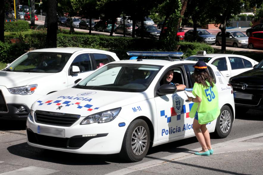 Alumno participante informa a policía local 