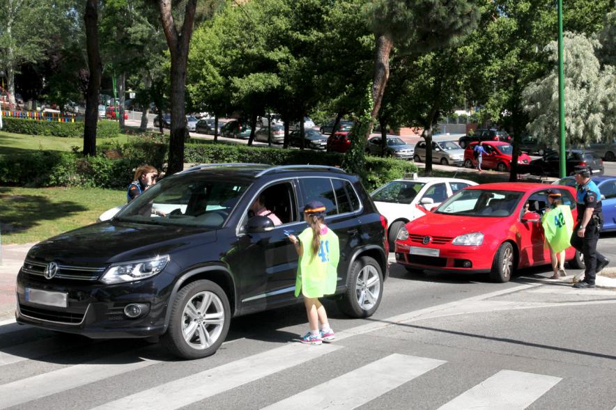 Alumnos y policía informan a conductores