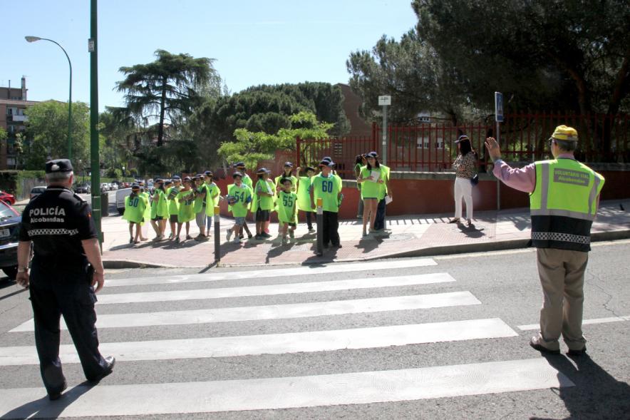 Grupo de niños cruzando un paso de cebra