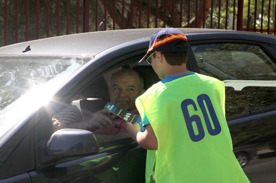Alumno informando a un conductor