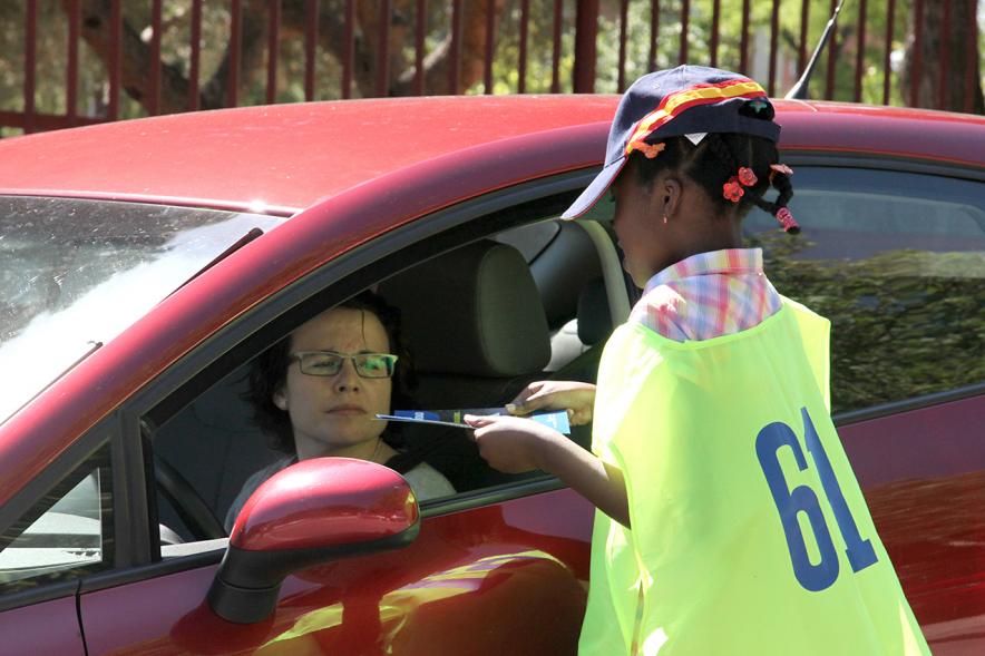 Alumna informando a una conductora