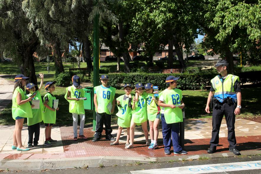 Niños cruzando un paso de cebra