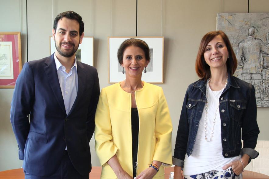 Firmantes posan tras la firma