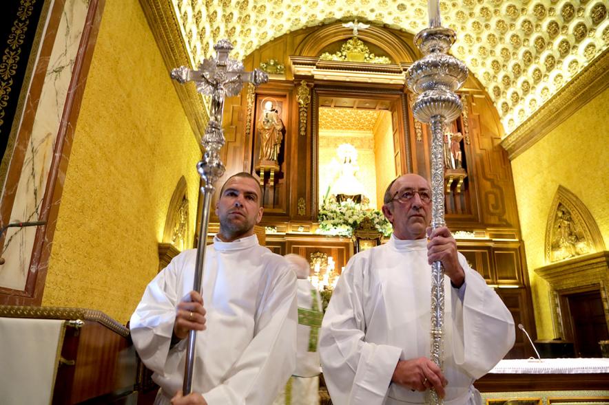 Misa, Migas y Gachas - Imagen primer plano de dos curas en una iglesia.
