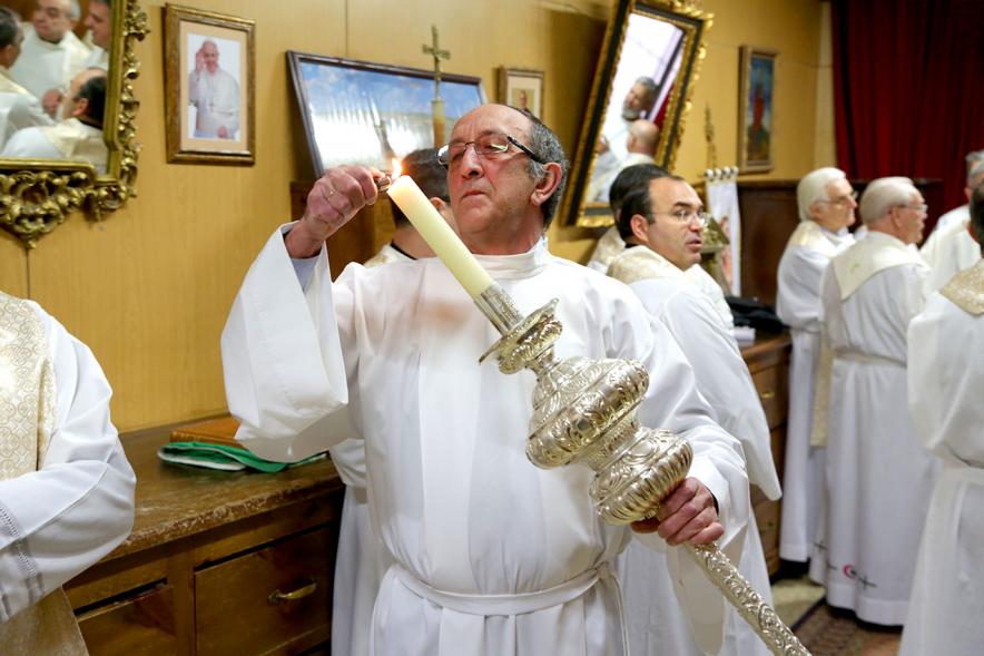 Misa, Migas y Gachas - Imagen primer plano de unos curas en una iglesia.