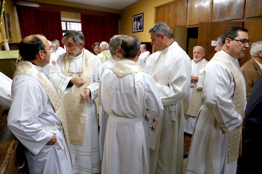 Misa, Migas y Gachas - Imagen primer plano de unos curas en una iglesia.