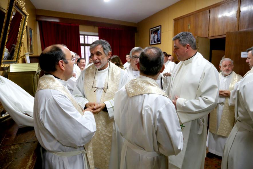 Misa, Migas y Gachas - Imagen primer plano de unos curas en una iglesia.