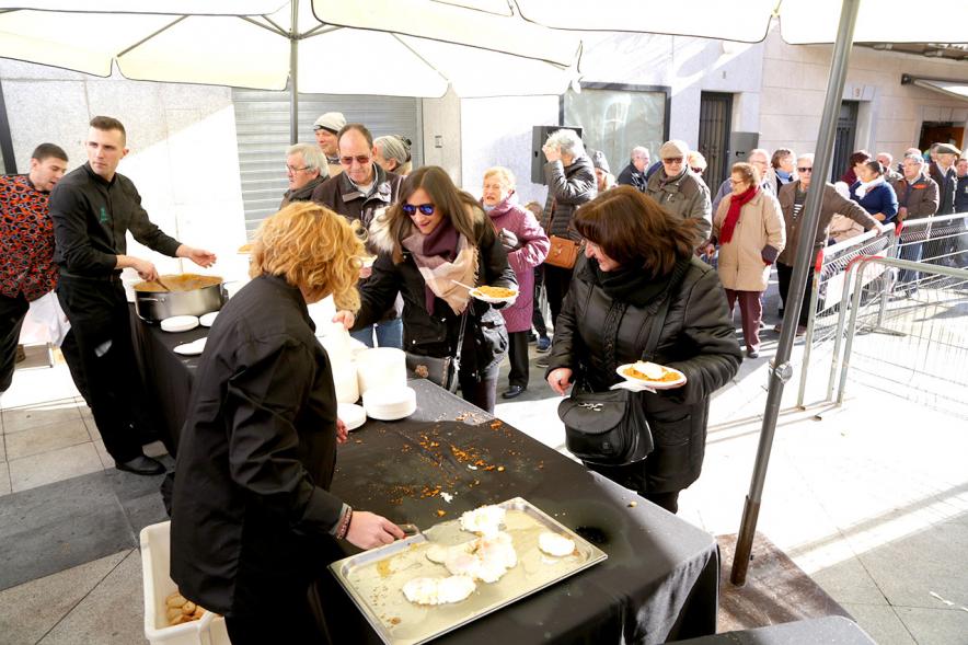 Misa, Migas y Gachas - Imagen de personas repartiendo la comida.