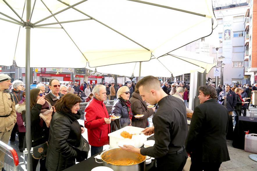 Misa, Migas y Gachas - Imagen de personas repartiendo la comida.