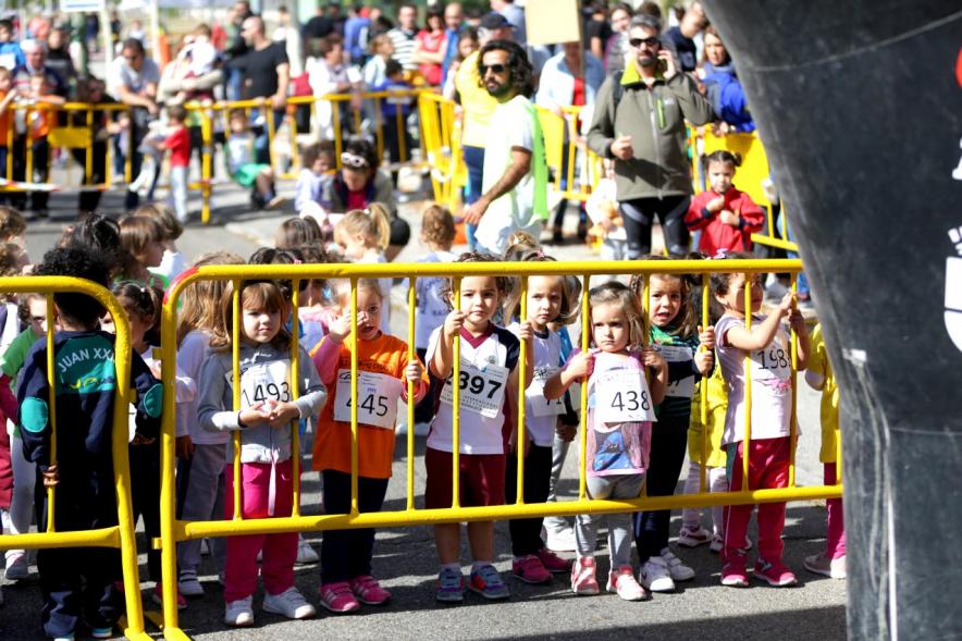 Milla Escolar 2017 - Grupo de niños preparándose para la carrera.