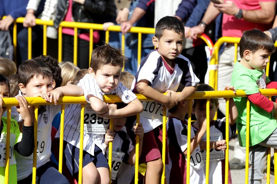 Milla Escolar 2017 - Grupo de niños preparándose para la carrera. 