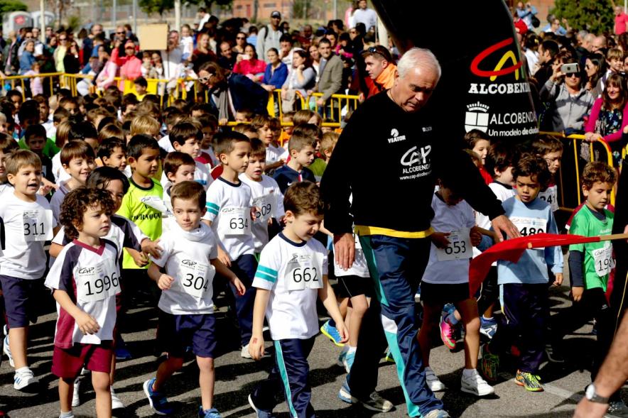 Milla Escolar 2017 -  Grupo de niños preparándose para la carrera.