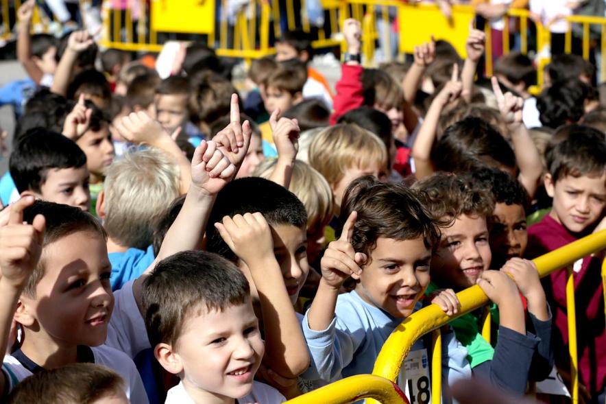 Milla Escolar 2017 - Grupo de niños preparándose para la carrera.