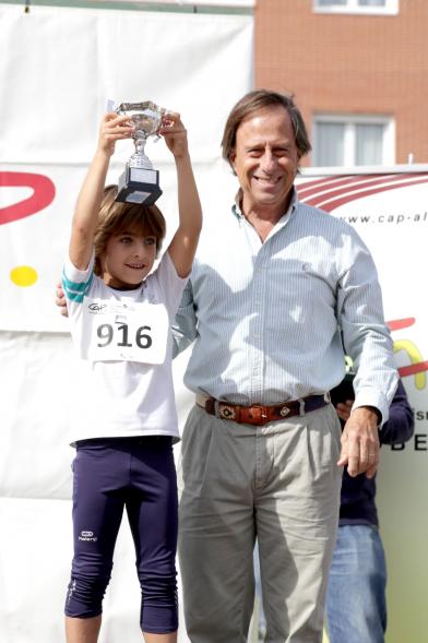 Milla Escolar 2016 -  El alcalde entrega los premios.